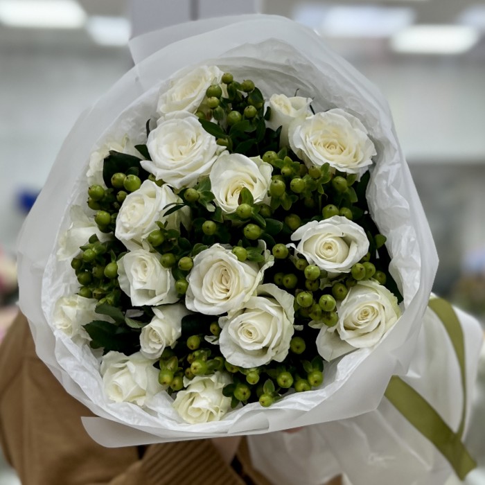 17 белых роз с гиперикумом